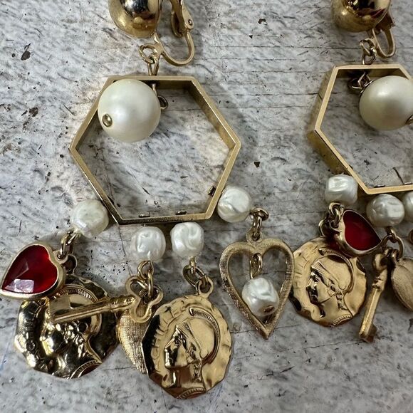 Vintage 80s Faux Pearl Coin Heart Charm Earrings Clip On - Picture 2 of 6